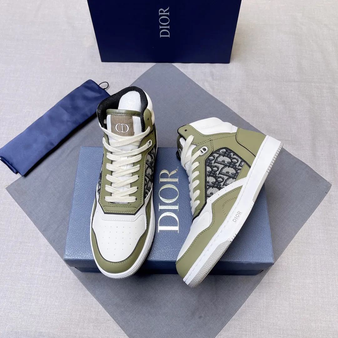 p440 "Dio*" mid-top B27 casual sneakers. This B27 high-top sneaker is a new product in the series and continues Di*r's classic style. Crafted from gray and white smooth calf leather with beige and black Oblique print panels on the sides. The "CD Icon" shaped shoelace eyelets are clever and delicate, and the two-color rubber sole, rear collar and heel are all equipped with the brand's iconic details to enhance the style. Oblique printed straps at the ankle allow for an adjustable fit to complement the overall design. Fashionable and versatile, it can complement any look. Create an exquisite design with unique dynamic vitality and modern atmosphere, presented in low-top and high-top styles. This new must-have shoe adds a new dimension to Dior's archive heritage, embodying modern elegance. Purchase the original version and make it 1:1. If you need top quality, please come to me! Male 38-44! No. 067